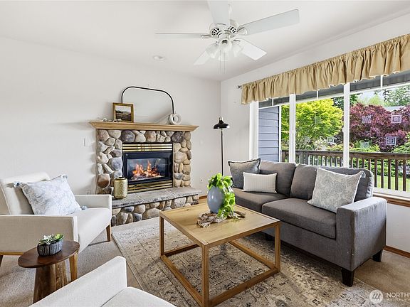 4th image of 1392 Turquoise Court NE