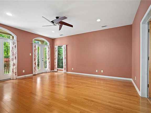 5th image of 3780 Pelham Dr