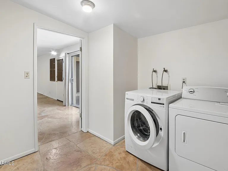 1014 E Balboa Cir — Photo 11