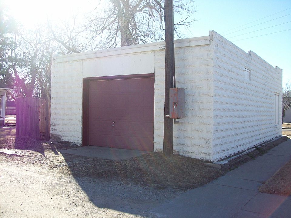 2nd image of 929 W 2nd St N