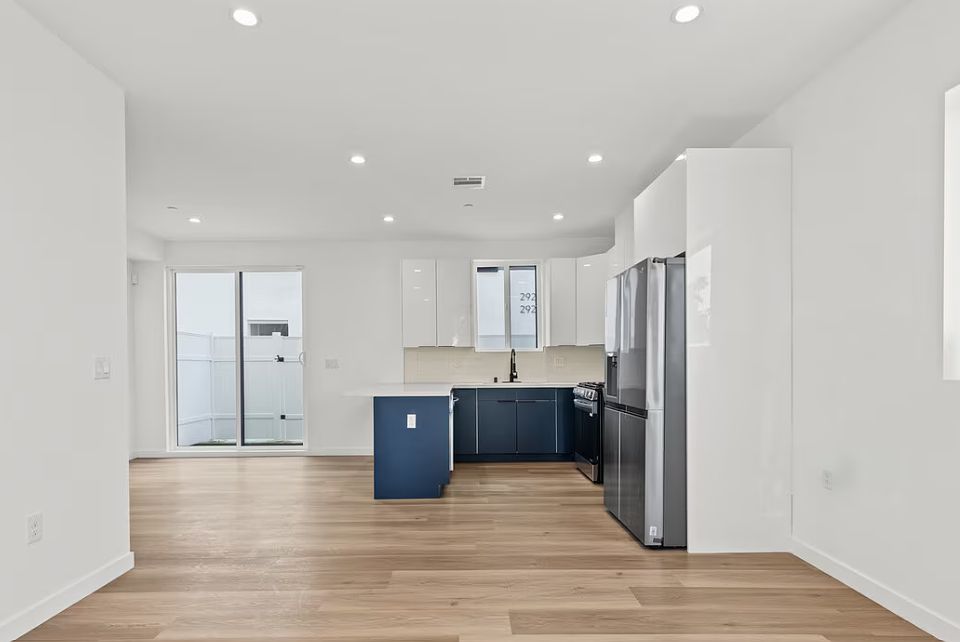 1st image of 2922 S Burnside Ave