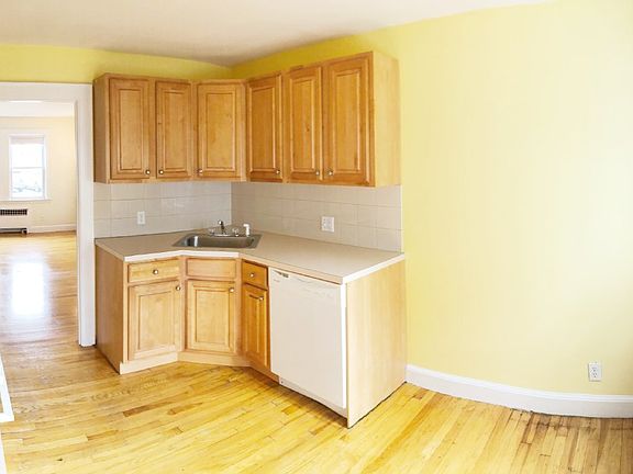 3rd image of 108 Bromfield St #1L