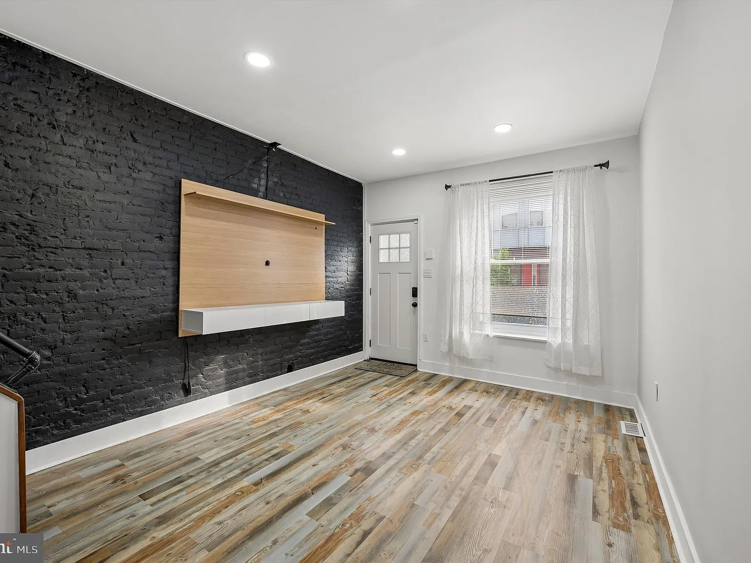 2 bed, 732 sqft, $1,600 — Photo 3