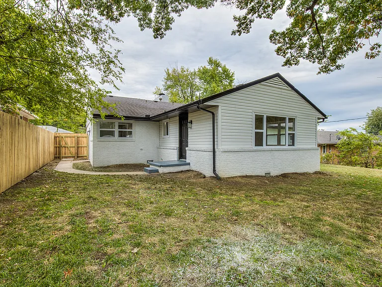 349 SE Rockwood Ave — Photo 49