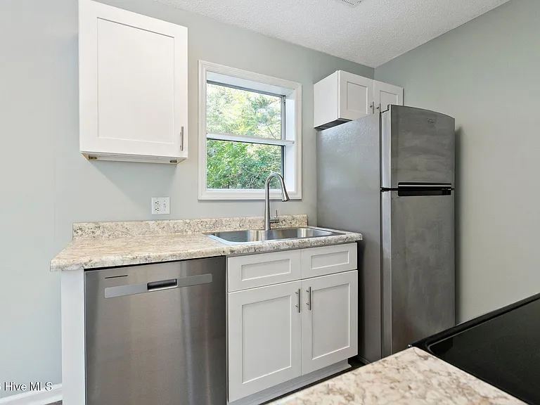 4304 Spirea Dr #B — Photo 6