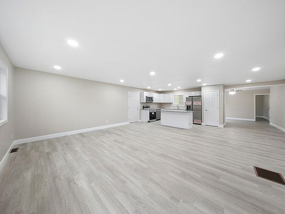 4th image of 300 New Buckley Rd