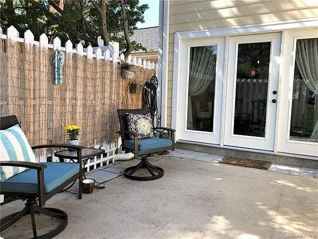 2 bed, 1.5 bath, 1042 sqft, $1,720 — Photo 3