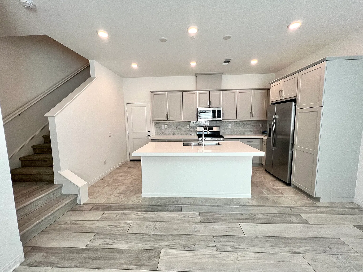 3 bed, 2.5 bath, 1316 sqft, $4,400 — Photo 2