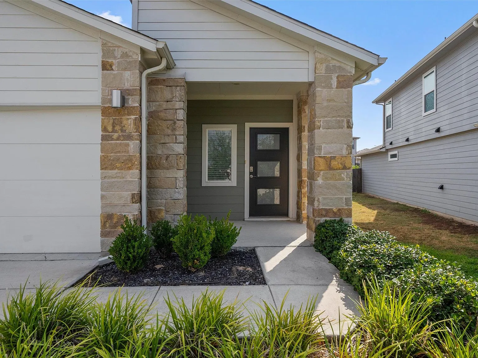 3 bed, 2.0 bath, 1499 sqft, $1,850 — Photo 2