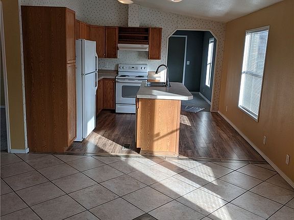 4th image of 3077 N Sunset Highway