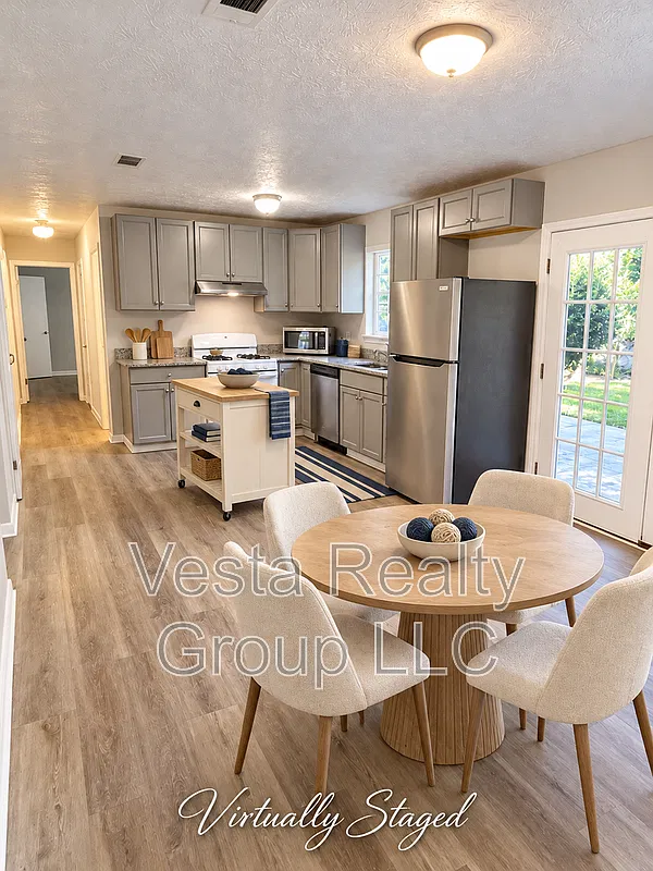 3 bed, 1.5 bath, 1872 sqft, $1,795 — Photo 4