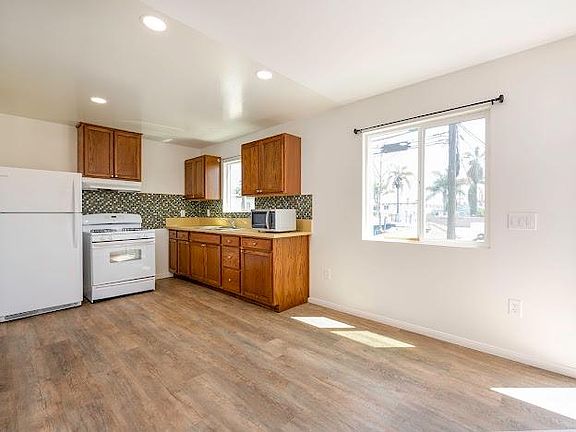 3rd image of 821 E 5th St
