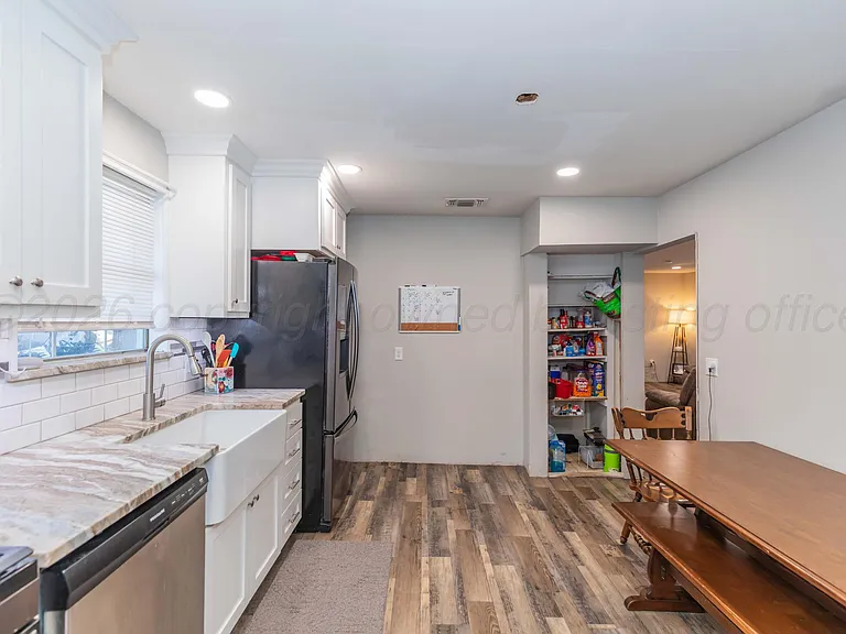 216 W 5th St — Photo 12