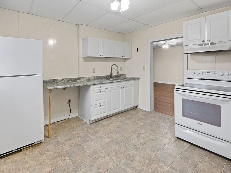 113 N Roche St — Photo 12