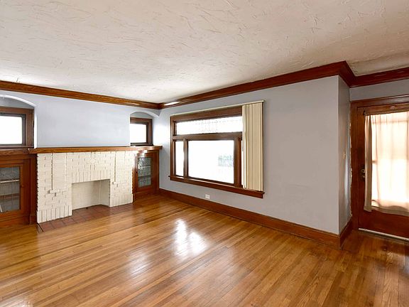 3rd image of 10118 Champion Ave