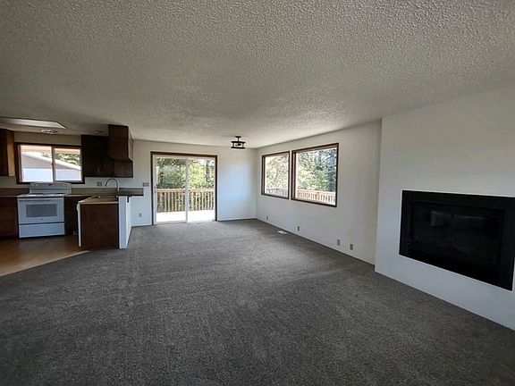5th image of 528 Puffin Ave NE