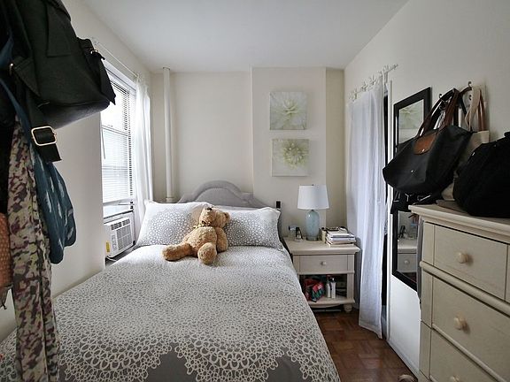 4th image of 25 Cornelia St APT 18