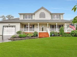 39 Driftwood Ln, East Moriches, NY 11940