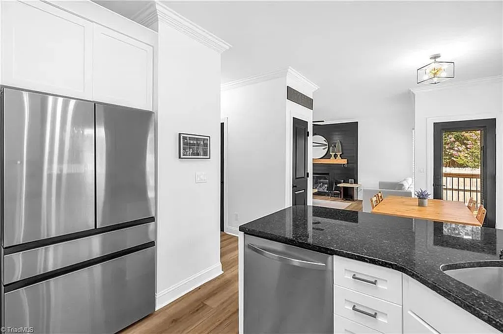 4 bed, 2.5 bath, 2000 sqft, $3,150 — Photo 3
