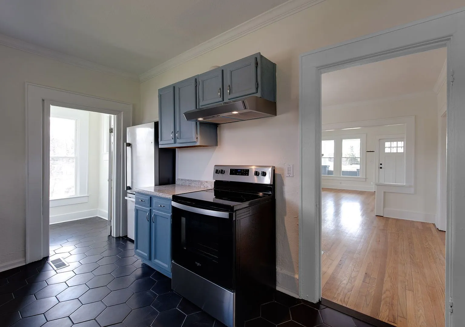 Newly renovated 2bed/1bath — Photo 2