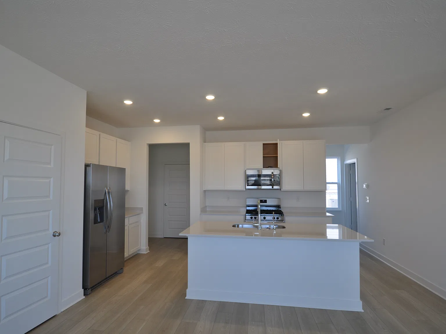 5 bed, 2585 sqft, $2,695 — Photo 3