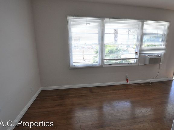 3rd image of 10924 Camarillo St #17113906