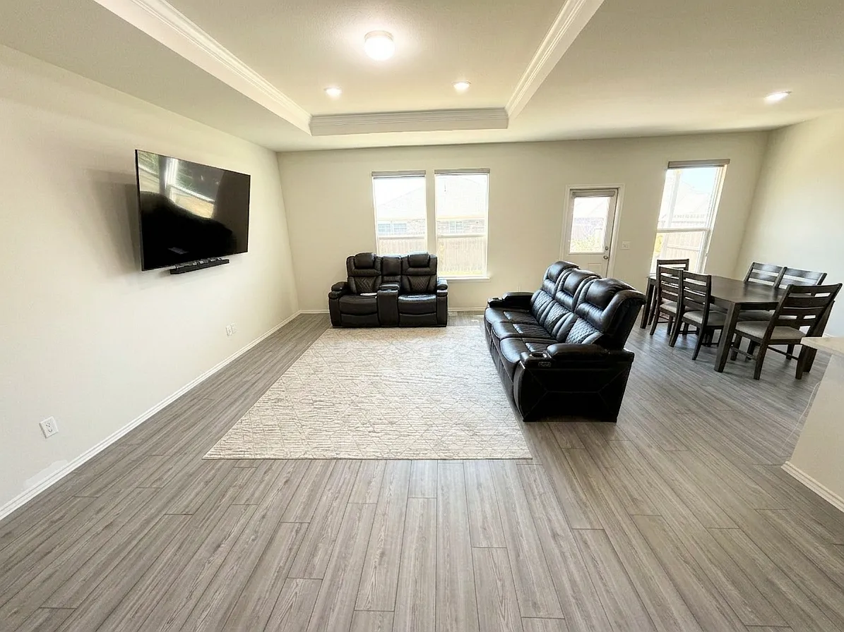 5 bed, 3042 sqft, $3,099 — Photo 4