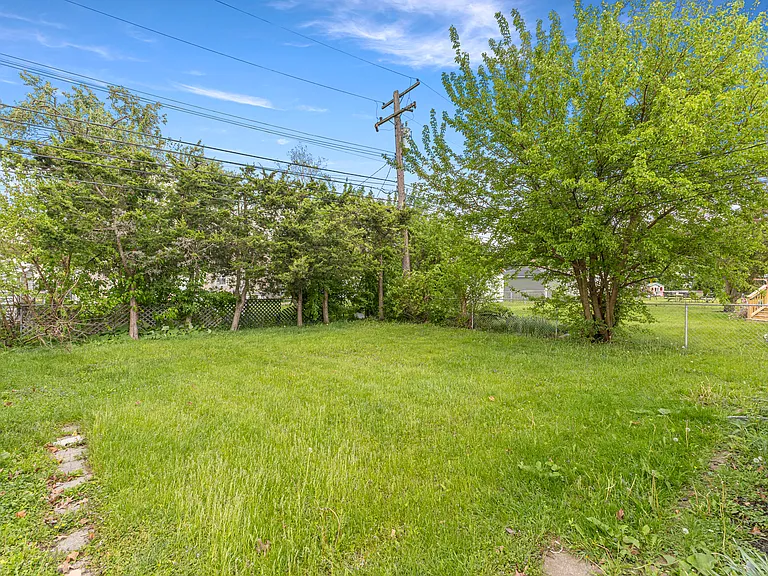 21311 Outer Dr — Photo 34