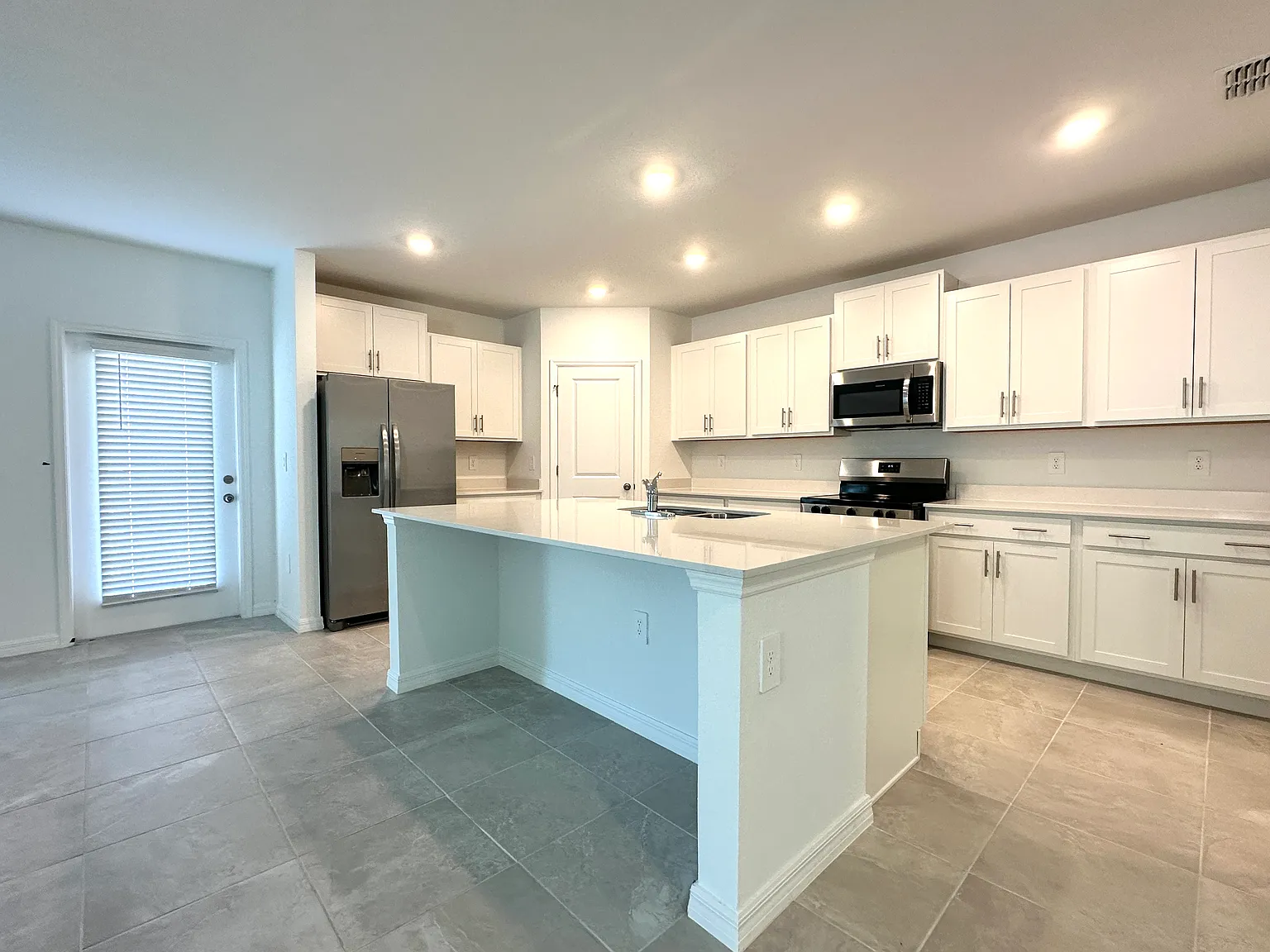 5 bed, 2.5 bath, 2216 sqft, $4,000 — Photo 2