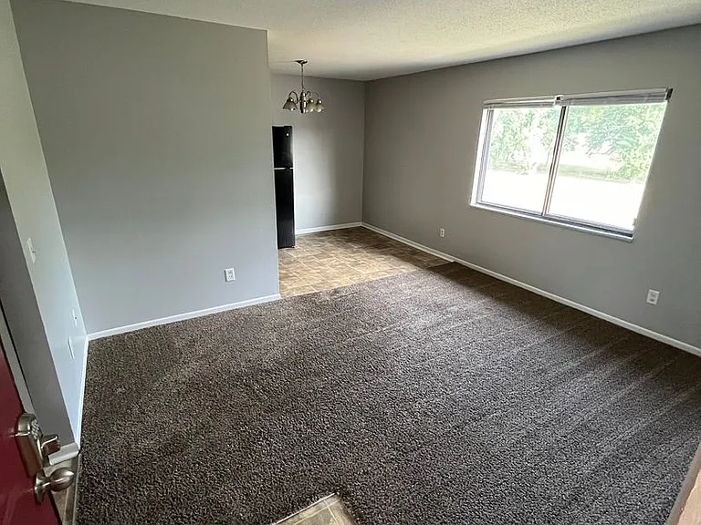 210 S Ivy Ln — Photo 2