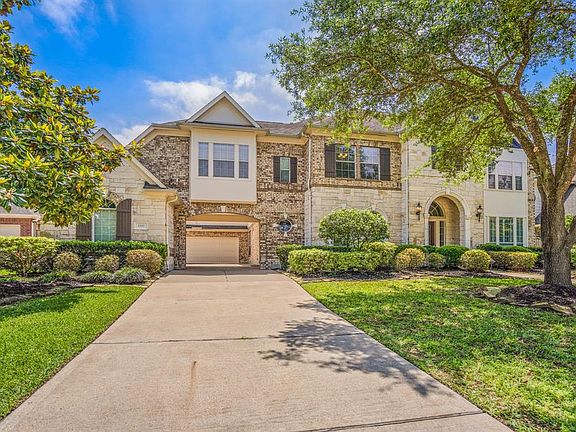 1510 Redstone Manor Drive - established landscaping, great curb appeal and Porte-cochÃ¨re to a 3 car garage.