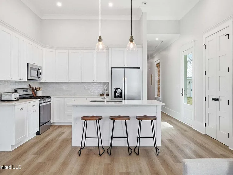 254 Caillavet St — Photo 15