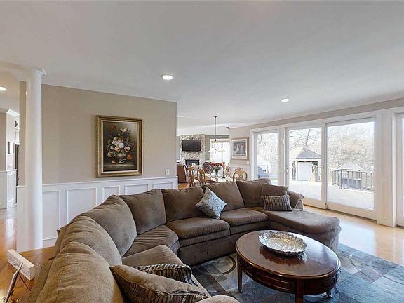 3rd image of 17 Hampton Dr