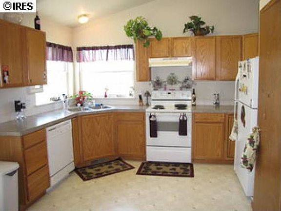 Bright eat-in kitchen!