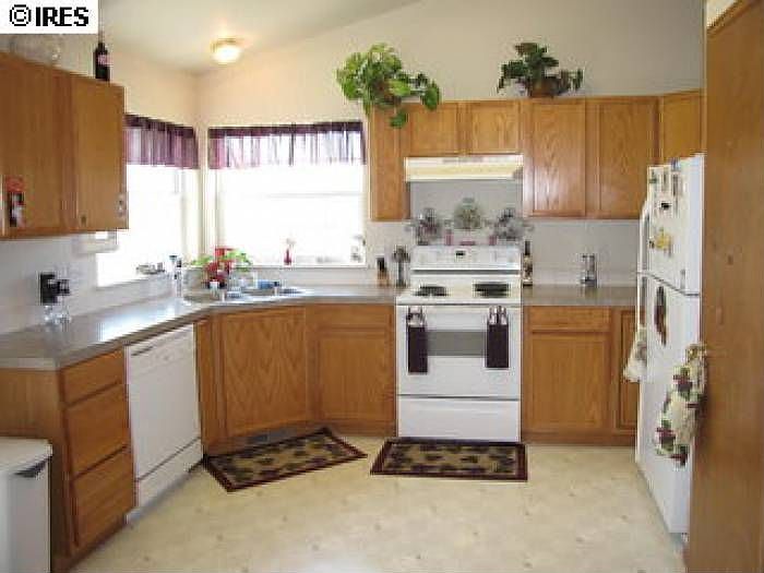 Bright eat-in kitchen!