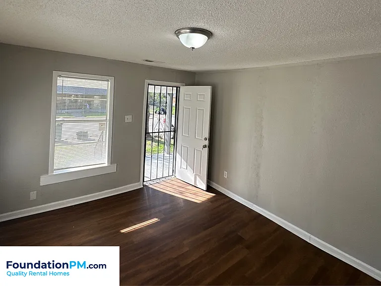 1596 Barton St — Photo 6