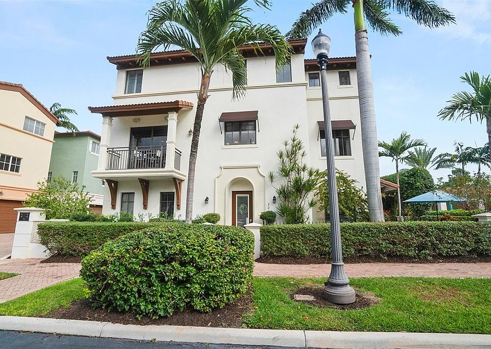 1st image of 72 NW Chaucer Ln