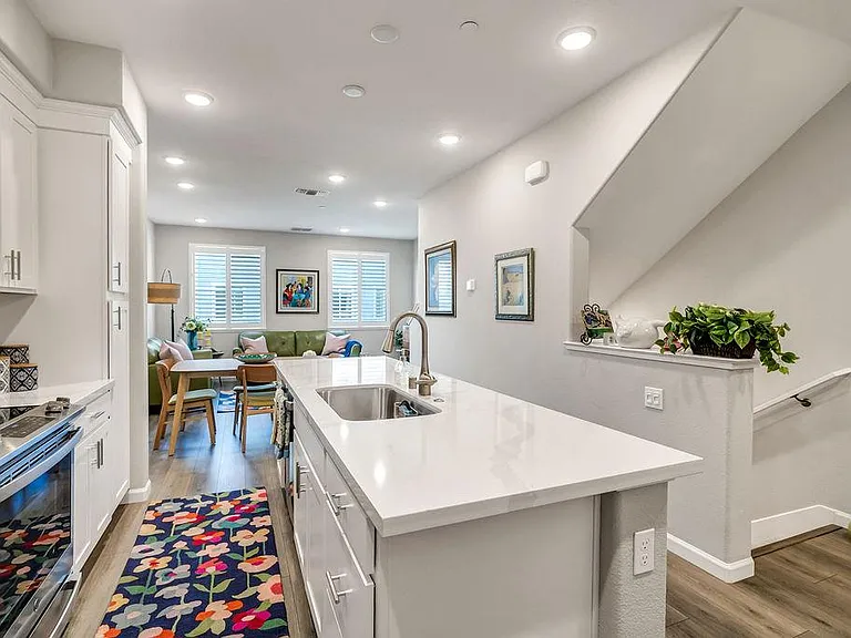 327 Pear Tree Ter #B — Photo 4