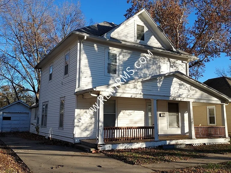 524 NE Freeman Ave — Photo 2