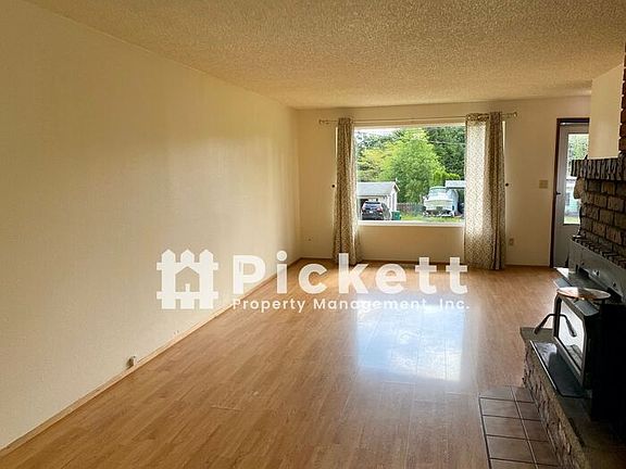 4th image of 6237 Sunset Ave NE
