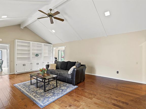 4th image of 1132 Yorkshire Dr