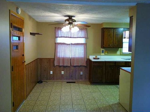 4th image of 208 S Country Club Ct