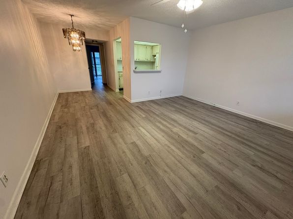 151 W Canterbury Dr