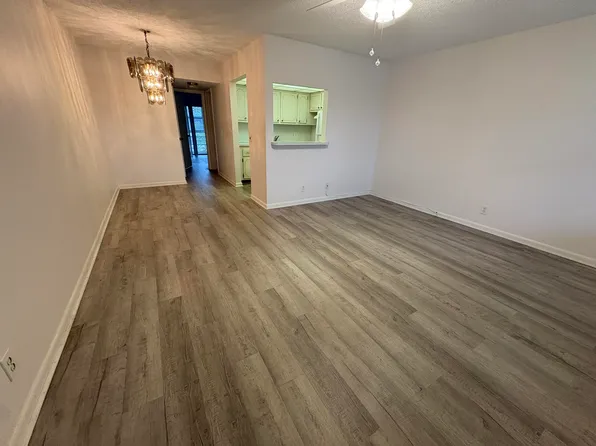 151 W Canterbury Dr, West Palm Beach, FL 33407