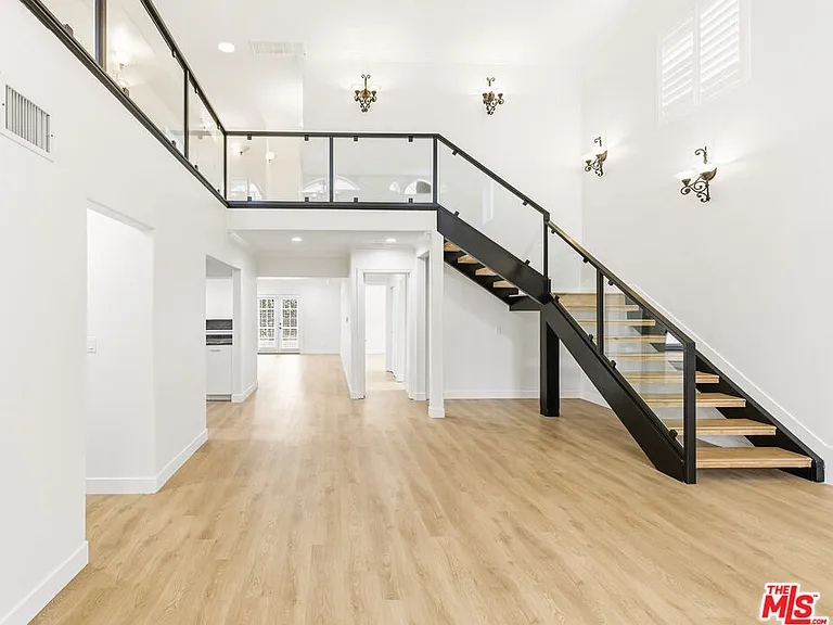 23114 Mariano St — Photo 8