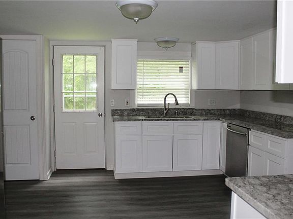 4th image of 95 Merritt Pl