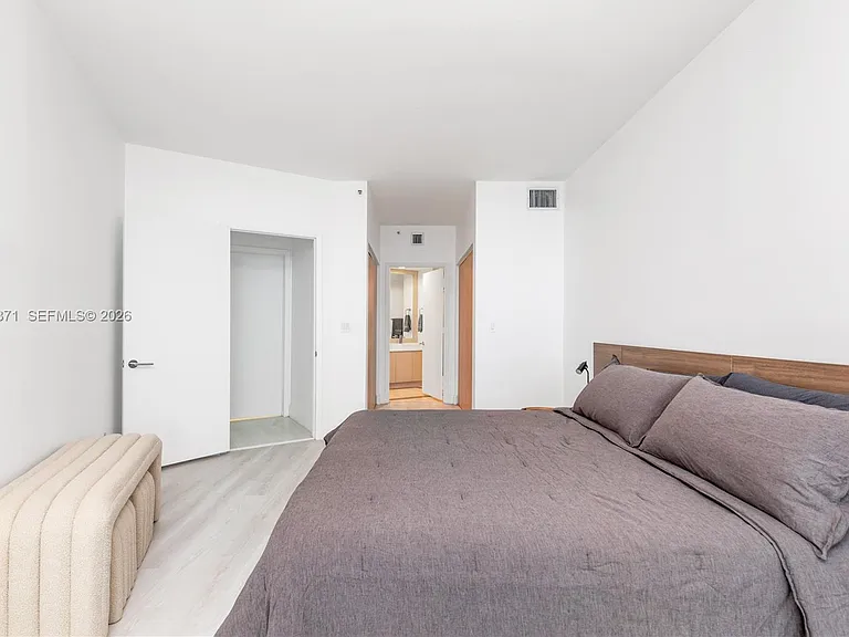 300 S Pointe Dr #907 — Photo 23