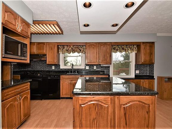 4th image of 33270 Coachman Ln