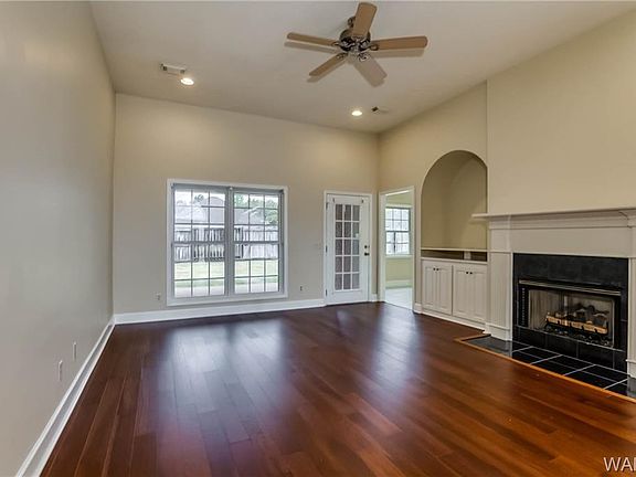3rd image of 2614 Englewood Dr