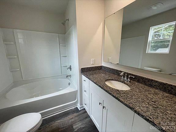 5th image of 215 Putnam St #94-96